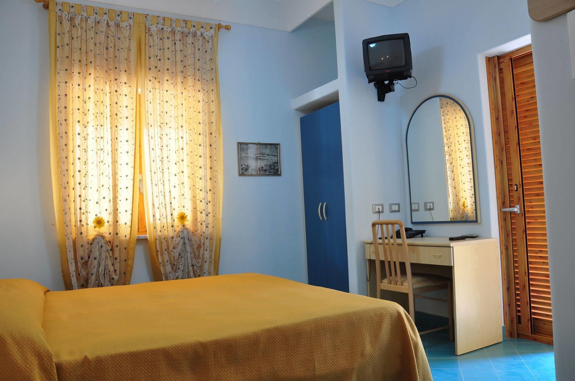 Hotel Villa Sirena Sant'Angelo  Bagian luar foto